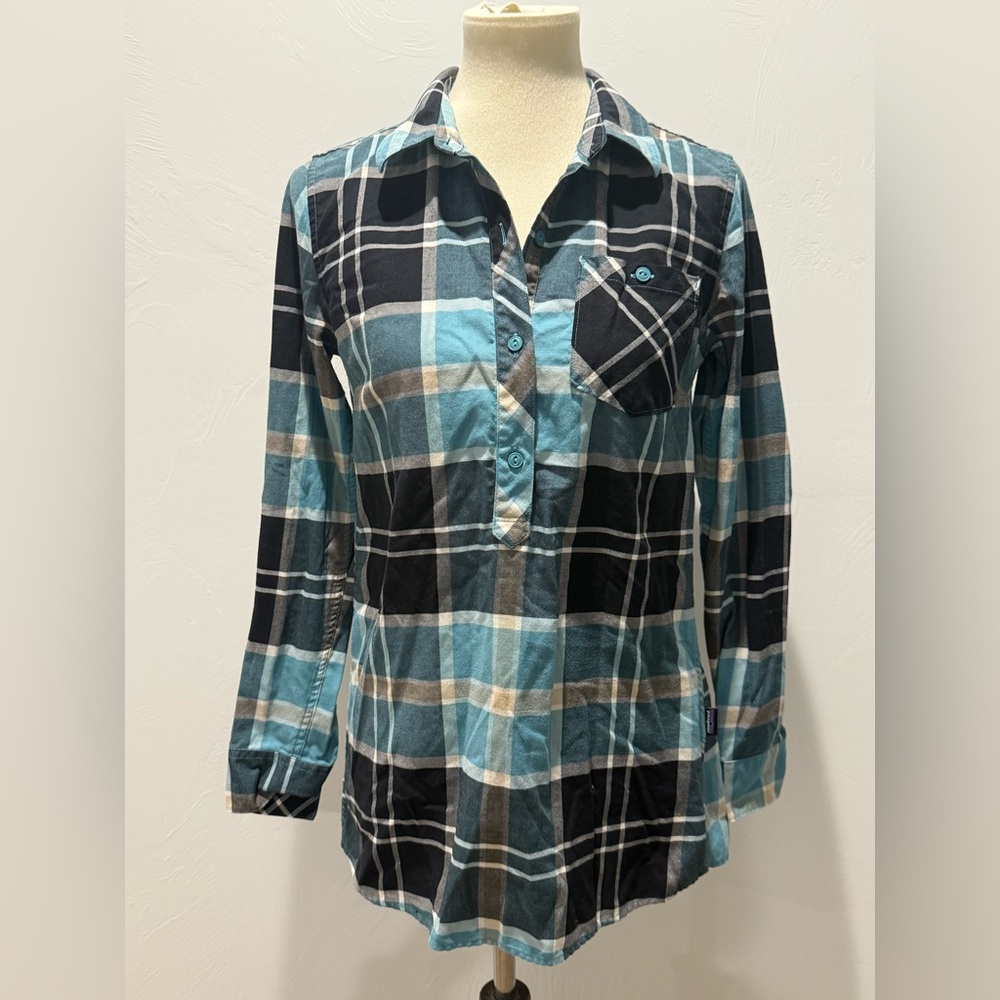 Patagonia Women’s Featherstone Teal and Black Shirt